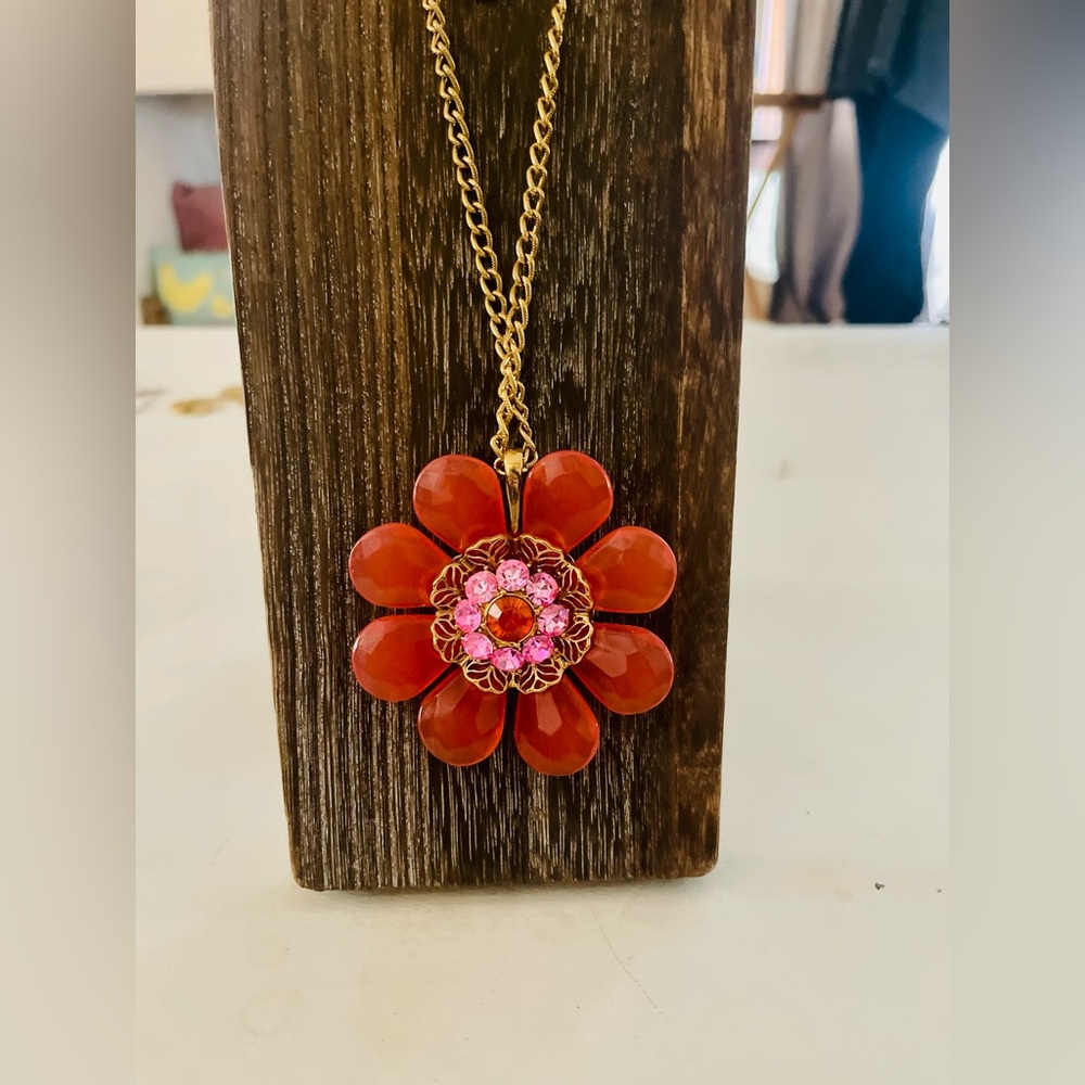Fun flower necklace - Picture 2 of 4